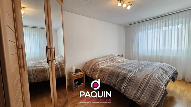 Quarto; chão de madeira, luz natural