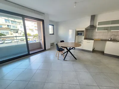 Κουζίνα; θέα, πλακάκια, φυσικό φως