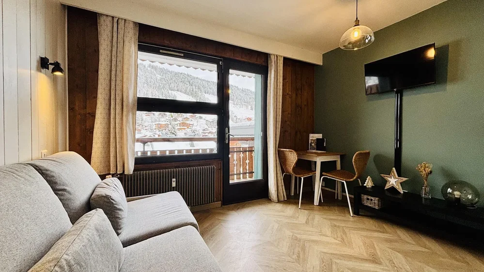 Obývací pokoj; výhled, dřevěná podlaha, přirozené světlo, moderní styl