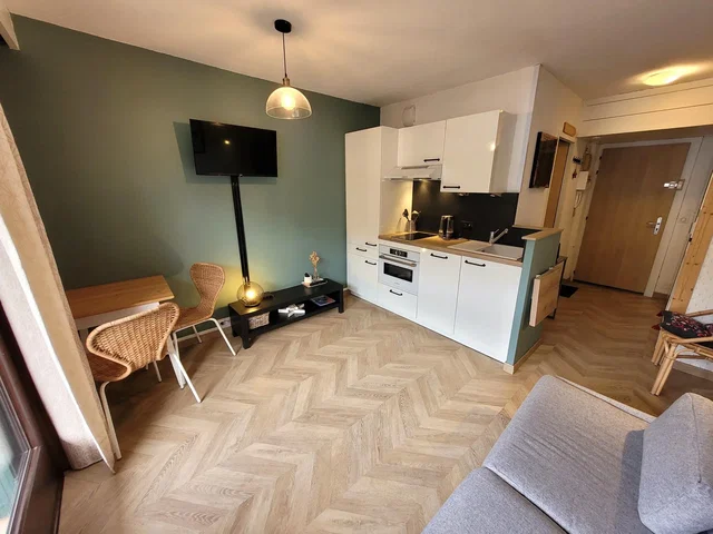 Obývací pokoj; dřevěná podlaha, přirozené světlo, moderní styl