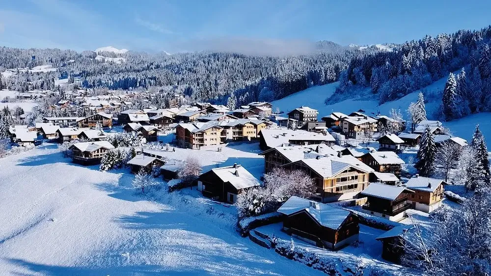 House and surroundings; view, natural light