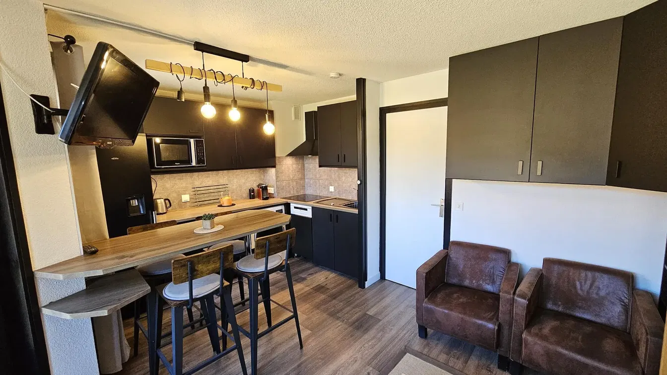 Kitchen; kitchen appliances, natural light