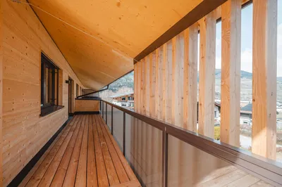 Balkon; blick, holzbalken, holzboden, tageslicht