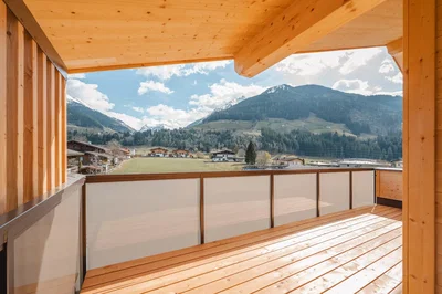 Balkon; výhled, dřevěná podlaha, dřevěné trámy, přirozené světlo