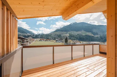 Balkon; blick, holzboden, holzbalken, tageslicht