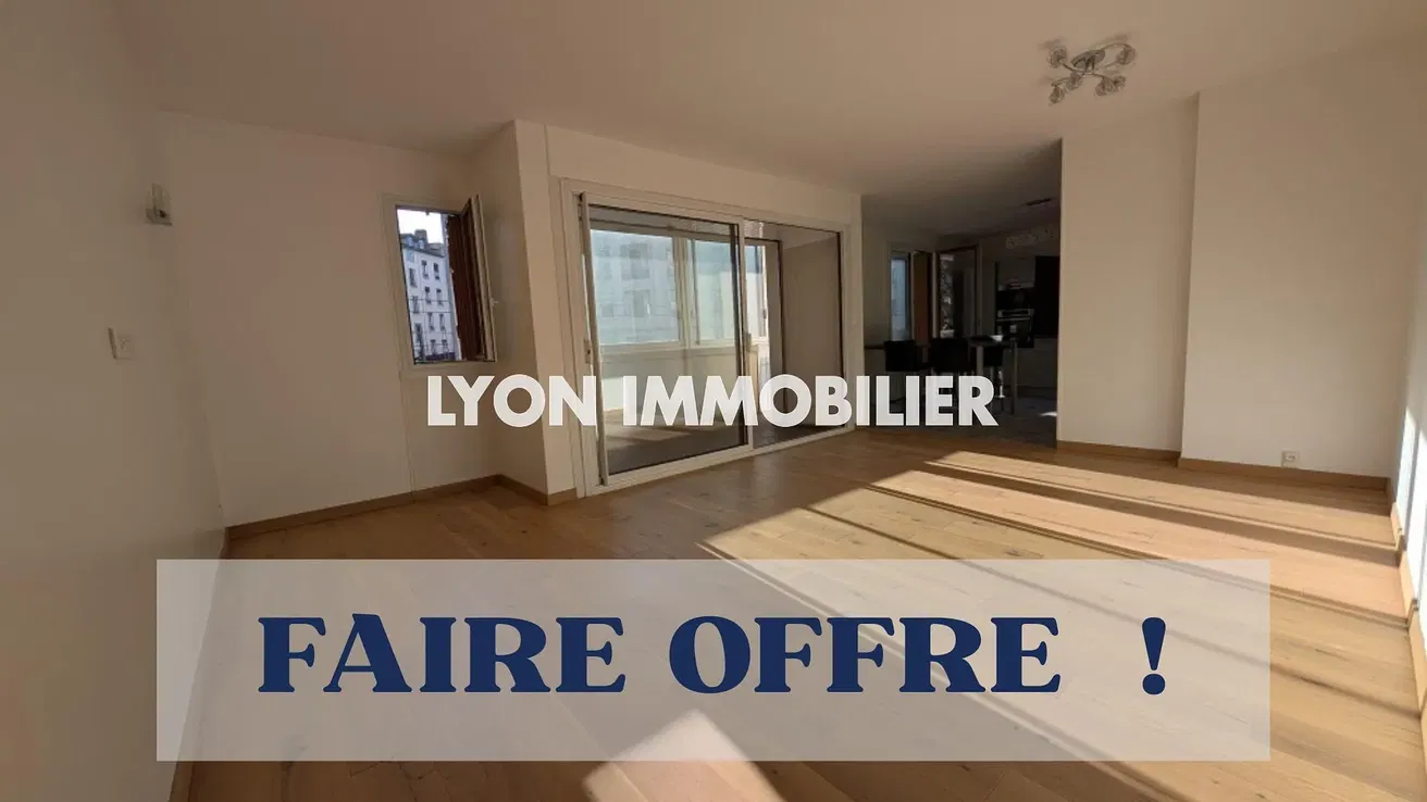 Σαλόνι; θέα, ξύλινο πάτωμα, φυσικό φως