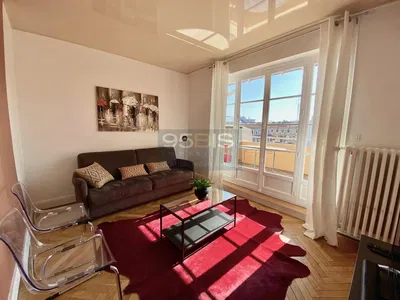 Sala de estar; vista, chão de madeira, luz natural, estilo moderno