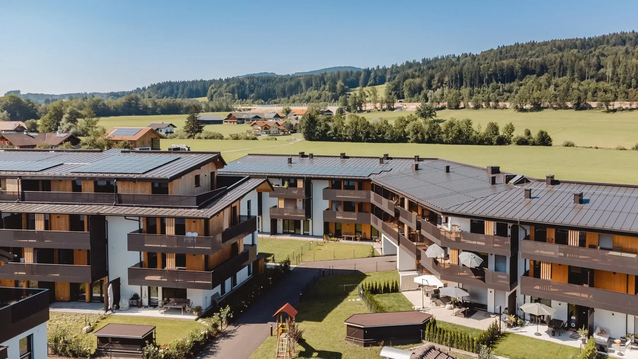 Maison et environs; vue, poutres en bois, parquet, lumière naturelle