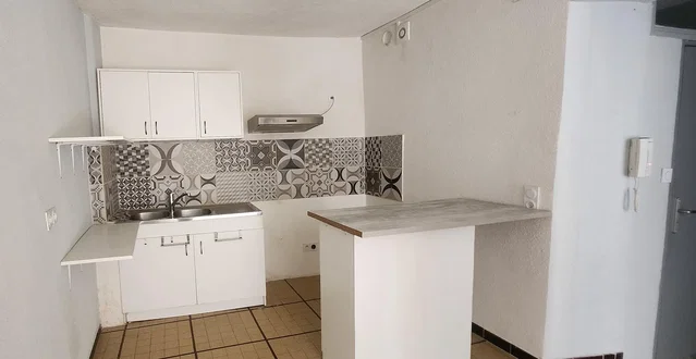 Cozinha; chão de azulejo, precisa de renovação