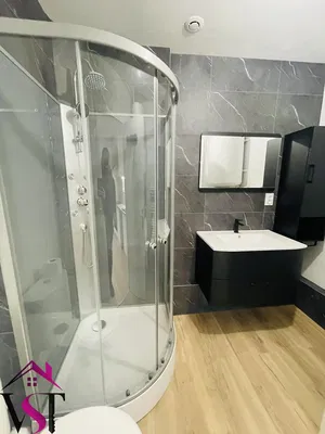 Baño; suelo de baldosas, renovado, luz natural, estilo moderno