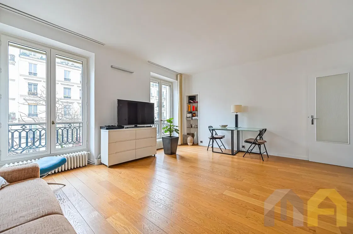 Dnevna soba; pogled, drveni pod, prirodno svjetlo