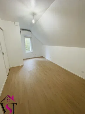 Dormitorio; luz natural, suelo de madera, renovado