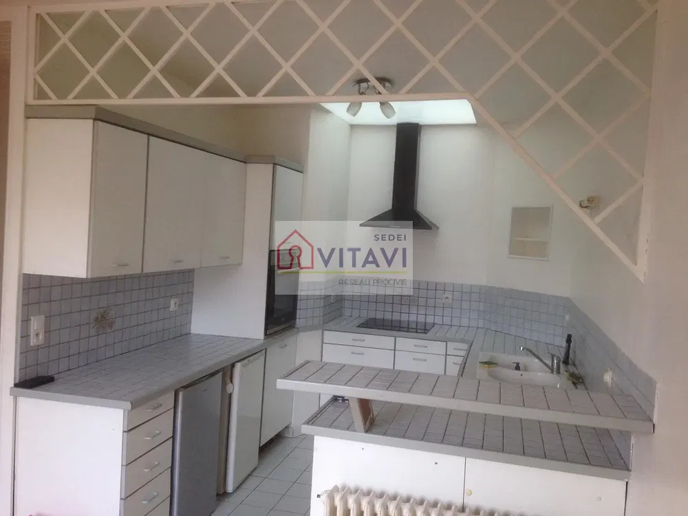 Kitchen; tile floor, kitchen appliances, needs renovation