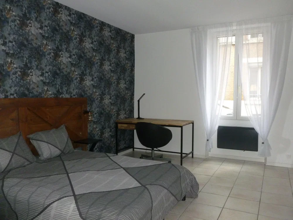Schlafzimmer; fliesenboden, tageslicht