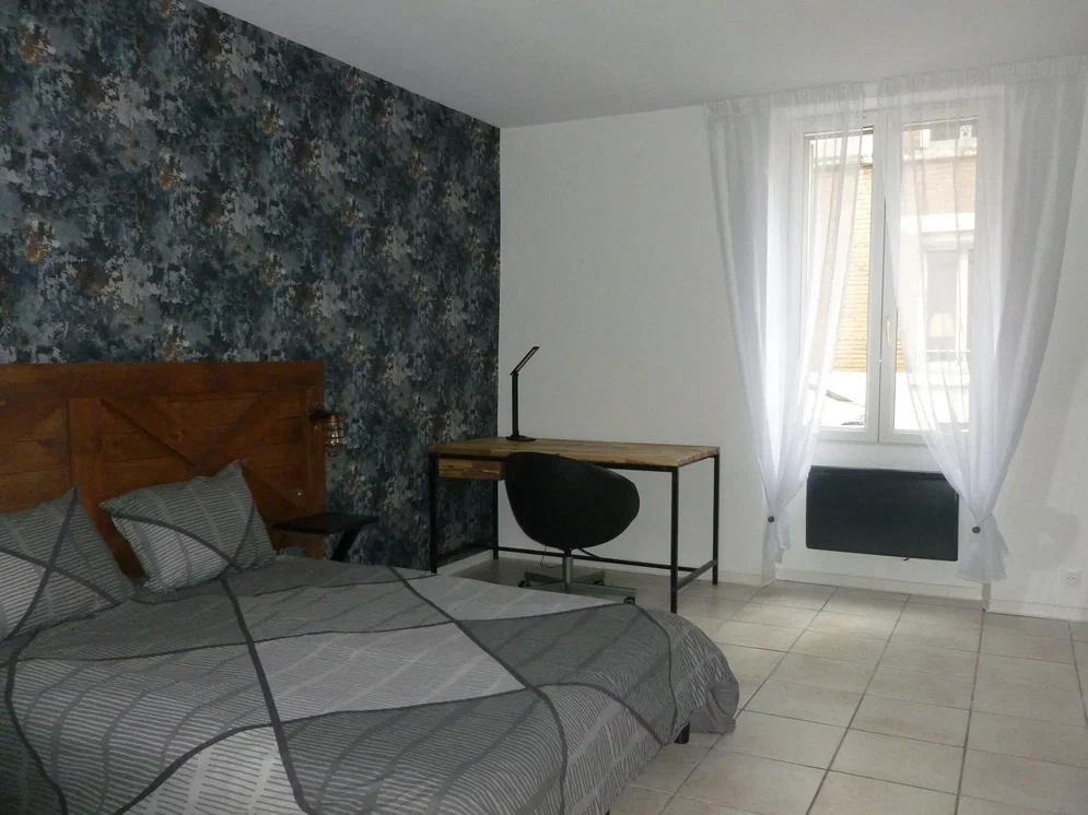 Schlafzimmer; fliesenboden, tageslicht