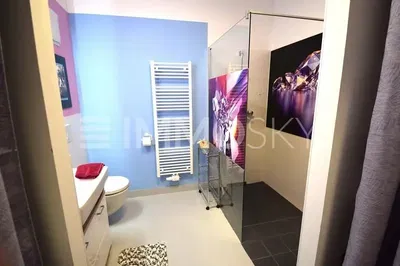 Badezimmer; fliesenboden, renoviert, tageslicht, moderner stil