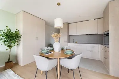 Cozinha; chão de madeira, luz natural, estilo moderno