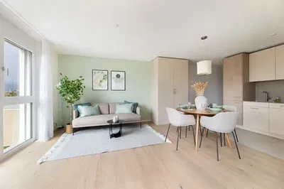 Sala de estar; luz natural, estilo moderno, chão de madeira