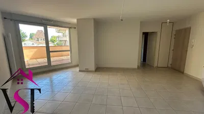 Salon; podłoga z płytek, widok, światło dzienne