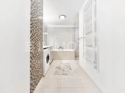 Badezimmer; fliesenboden, tageslicht, renoviert