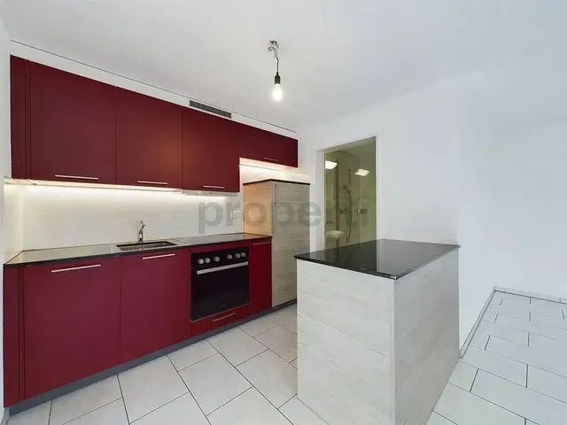 Cozinha; eletrodomésticos, chão de azulejo, luz natural