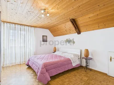 Ložnice; dřevěné trámy, dřevěná podlaha, přirozené světlo, moderní styl