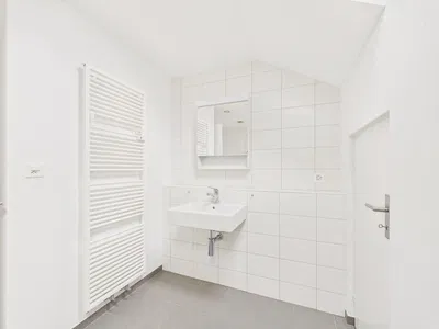 Toilette; fliesenboden, tageslicht