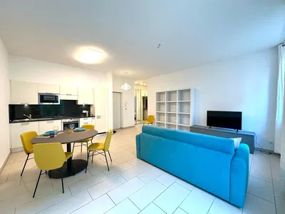 Obývací pokoj; kuchyňské spotřebiče, přirozené světlo, moderní styl, dlažba