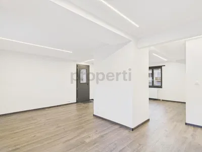 Wohnzimmer; holzboden, tageslicht, renoviert