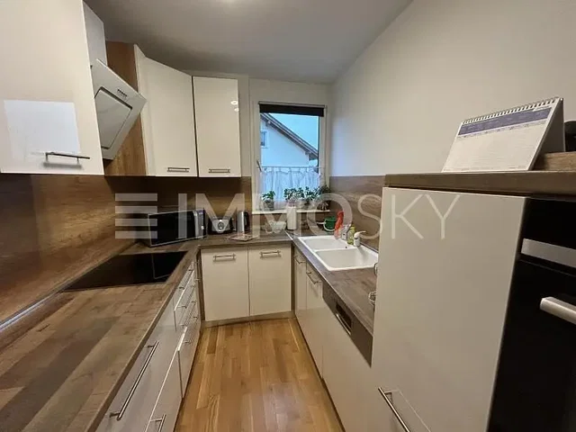 مطبخ; أجهزة المطبخ, أرضية خشبية, ضوء طبيعي