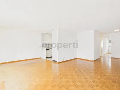 غرفة معيشة; أرضية خشبية, ضوء طبيعي