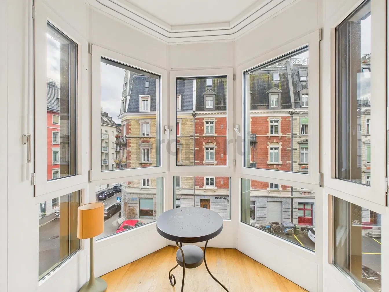 Wohnzimmer; blick, holzboden, tageslicht