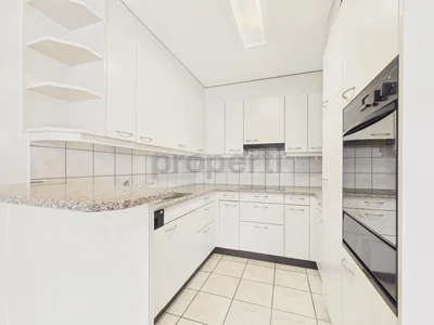 Cuisine; électroménager, carrelage, rénové, lumière naturelle, style moderne