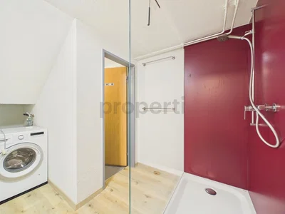 Badezimmer; tageslicht, fliesenboden