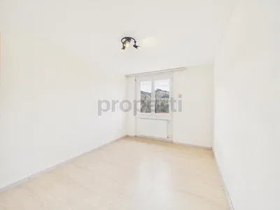 Obývací pokoj; výhled, dřevěná podlaha, přirozené světlo