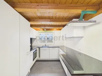 مطبخ; أجهزة المطبخ, عوارض خشبية, أرضية من البلاط, ضوء طبيعي, أسلوب عصري