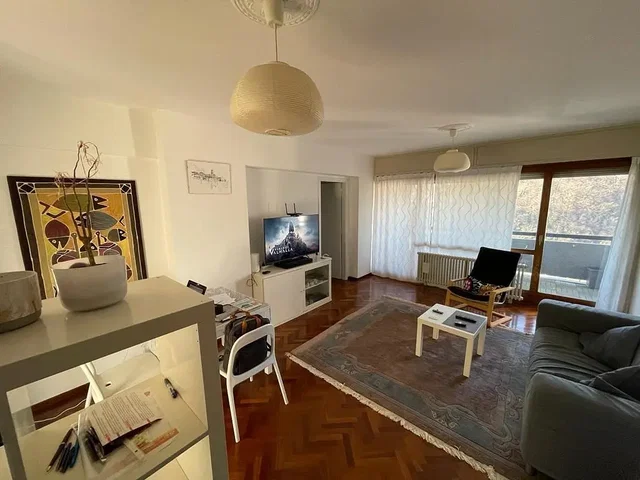 Sala de estar; luz natural, chão de madeira, estilo moderno