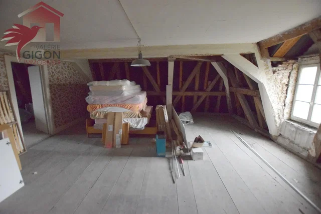 Camera dei bambini; necessita ristrutturazione, travi in legno, pavimento in legno