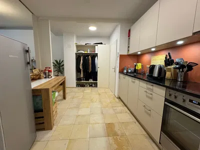 Küche; küchengeräte, fliesenboden, tageslicht, moderner stil