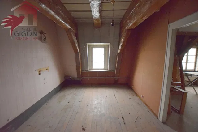 Δωμάτιο; ξύλινες δοκούς, ξύλινο πάτωμα, χρειάζεται ανακαίνιση, φυσικό φως