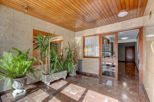 Guardaroba; luce naturale, pavimento in piastrelle