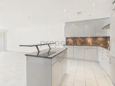 Cuisine; électroménager, carrelage, rénové, lumière naturelle