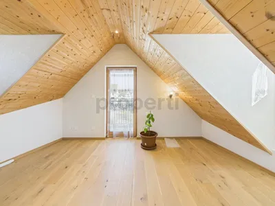 Chambre d'enfant; parquet, poutres en bois, lumière naturelle