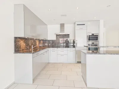 Cuisine; électroménager, carrelage, rénové, lumière naturelle, style moderne