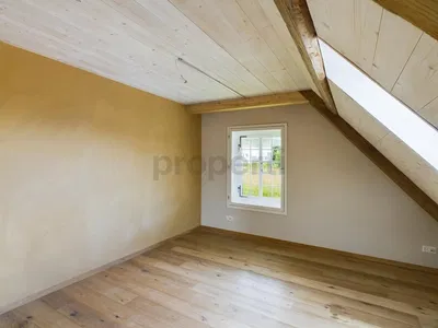 Chambre d'enfant; parquet, poutres en bois, lumière naturelle, style rustique