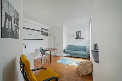 Woonkamer; natuurlijk licht, moderne stijl, houten vloer