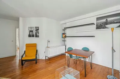 Salon; parquet, lumière naturelle, style moderne