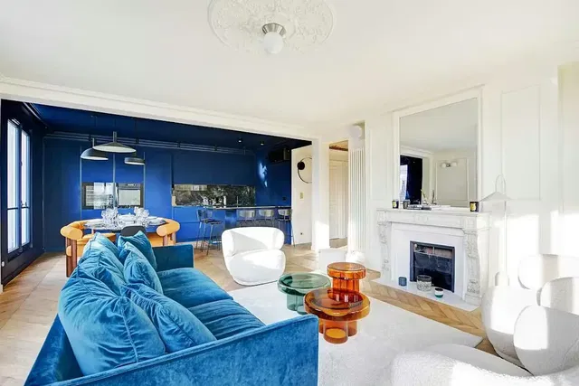 Wohnzimmer; kamin, tageslicht, moderner stil