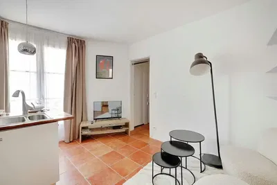 Salon; carrelage, lumière naturelle