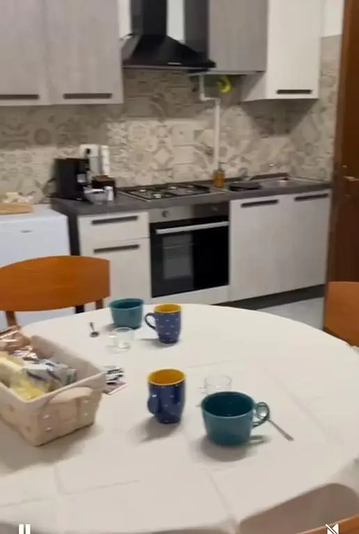 Küche; küchengeräte, fliesenboden